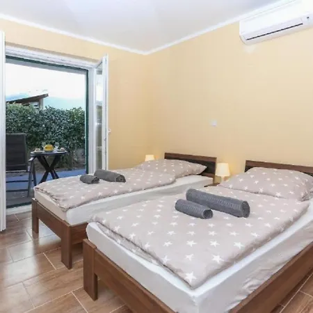 Slavko With Terrace : Kastela