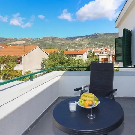 Slavko With Terrace : Kastela