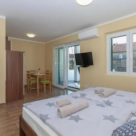 Slavko With Terrace : Apartment Kastela