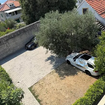 Slavko With Terrace : Daire